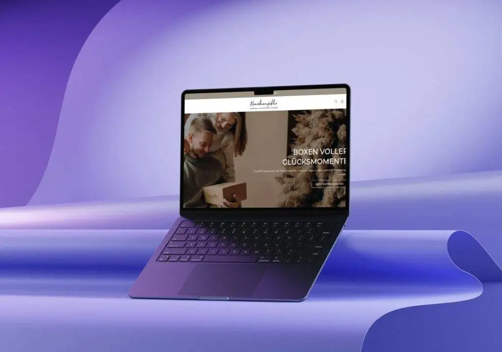 Laptop auf Lila Hintergrund mit einer Website, entwickelt von timetocreate