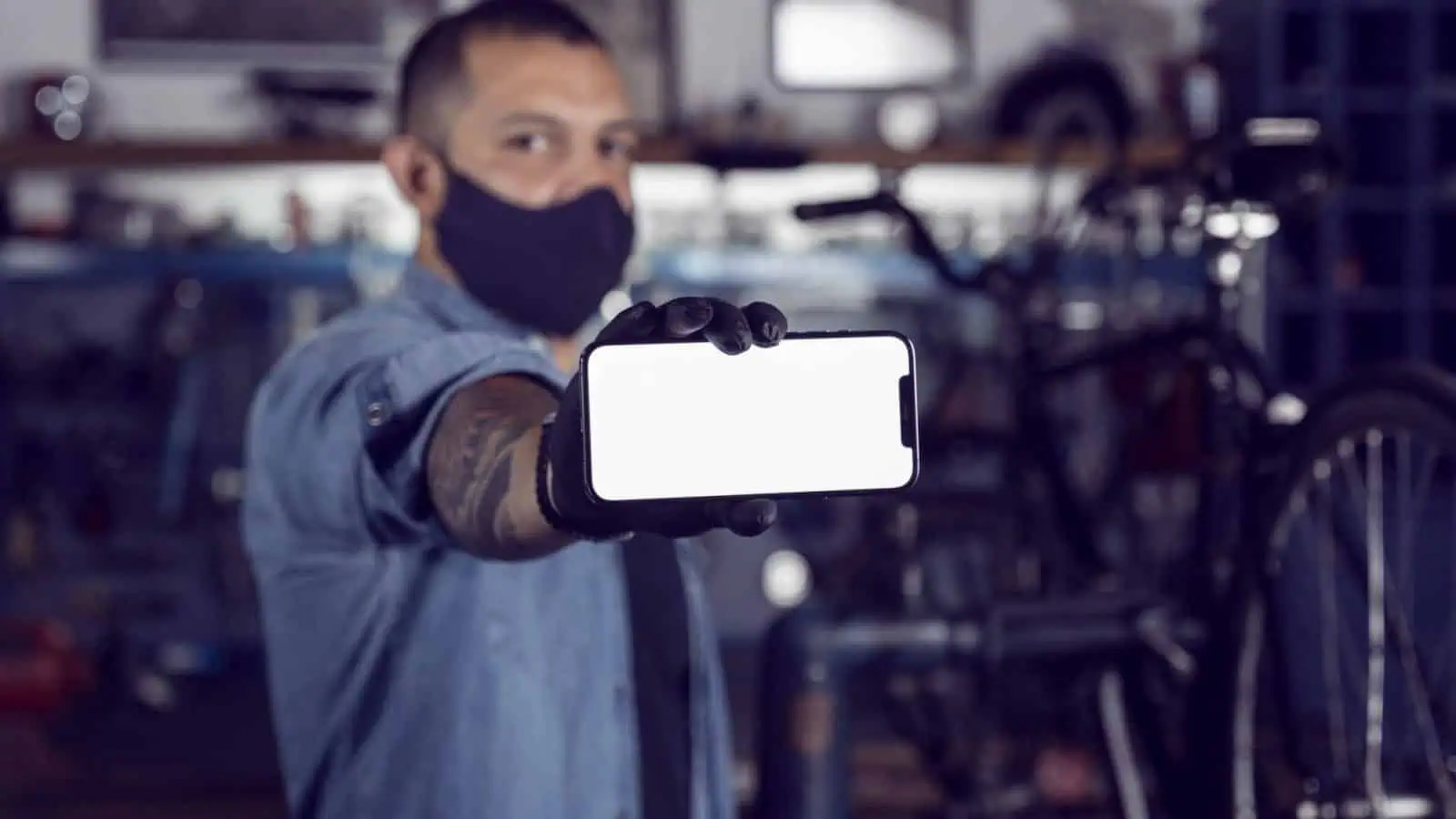 Werkstatt mit Werkzeug und Fahrradteilen: Wer ein Google Unternehmensprofil einrichten will, filmt für die Bestätigung Umgebung und Arbeitsmittel