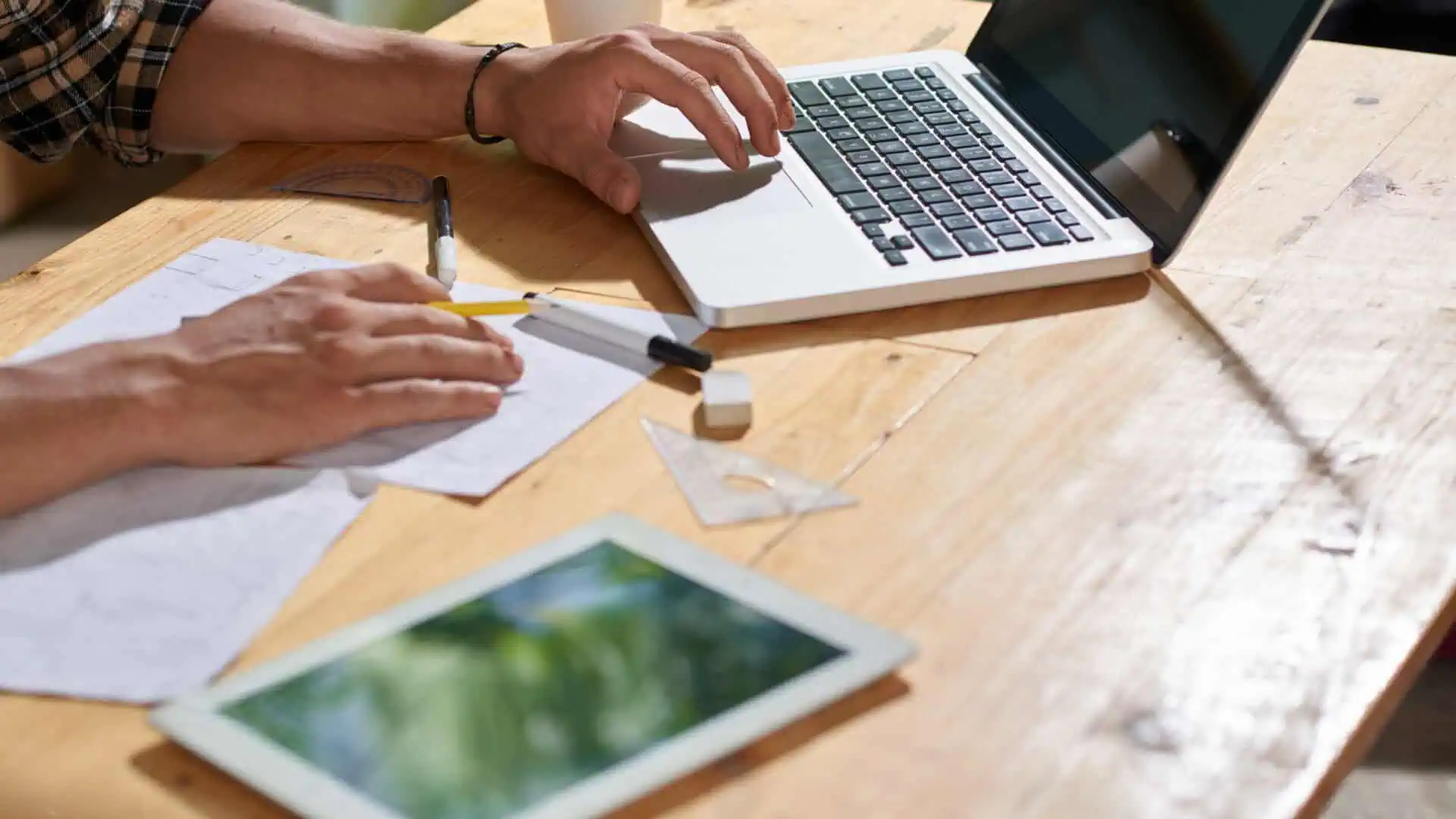 Handschriftliche Checkliste neben einem Laptop: die Punkte, die eine Website für Handwerker braucht