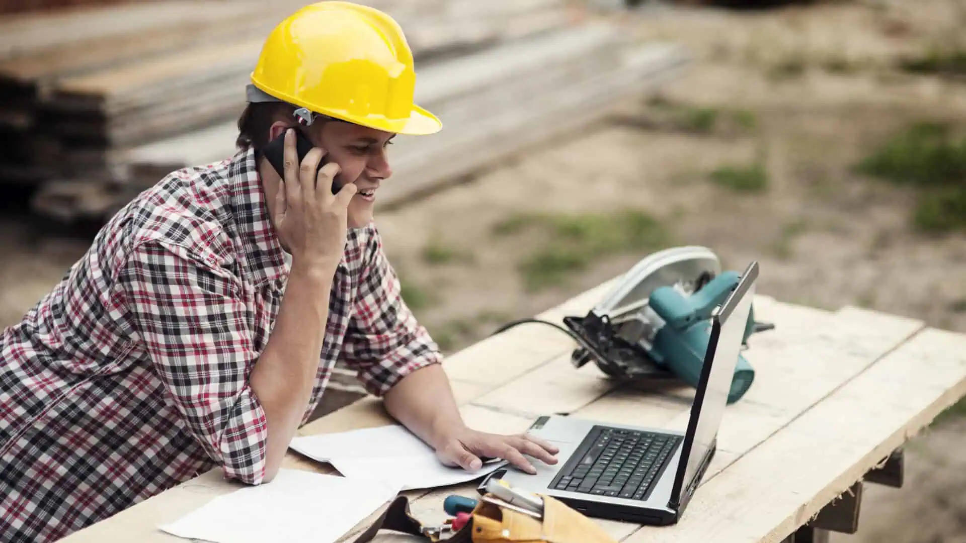 Handwerker telefoniert in seiner Werkstatt: eine gute Website für Handwerker bringt Anrufe statt nur Klicks